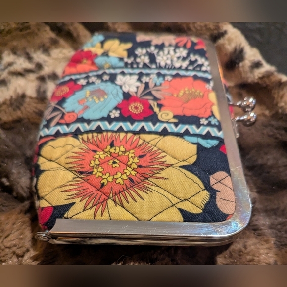 Vera Bradley Cosmetic Bag With Kiss Lock - Pattern Is Happy Snails - Picture 5 of 8